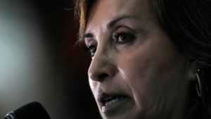 Fiscalía pide a presidenta de Perú informes médicos sobre cirugía de nariz por la que es investigada