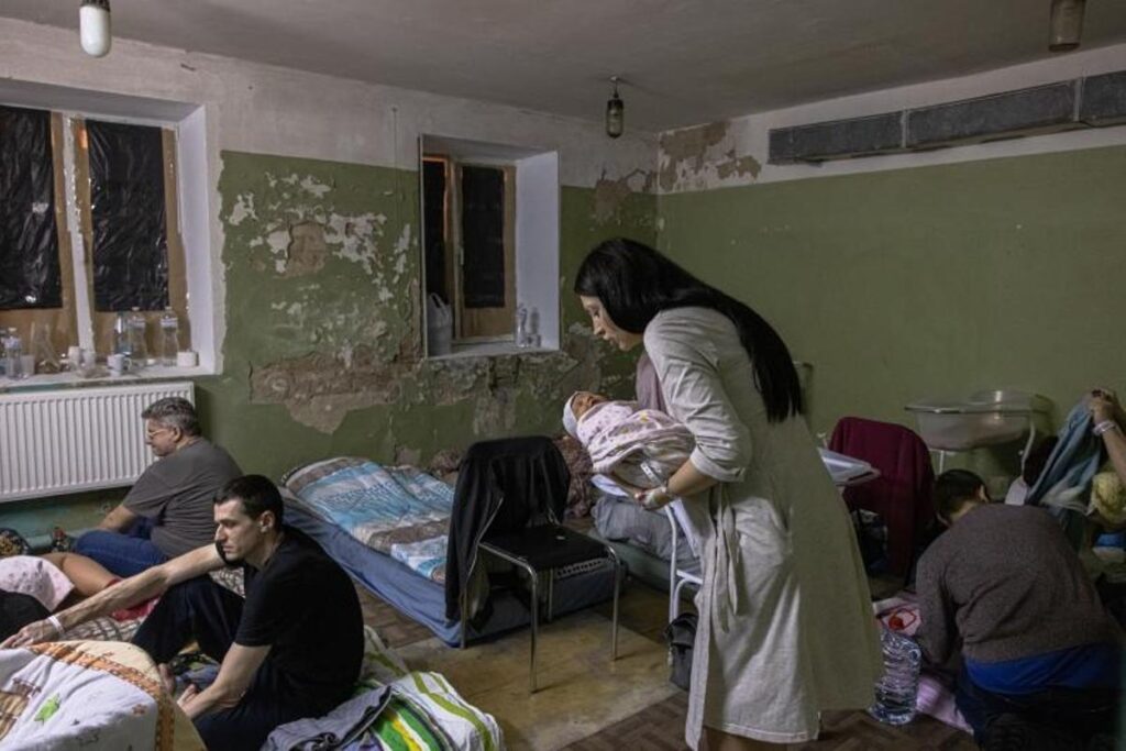 Una madre con su bebé en el sótano de un hospital en Kiev.