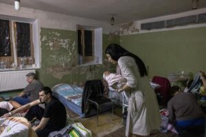 Una madre con su bebé en el sótano de un hospital en Kiev.