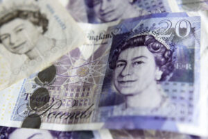 La libra cae ante la mayor rentabilidad de la deuda británica por temor a una estanflación