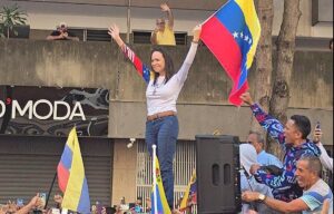 La opositora venezolana María Corina Machado reaparece en la manifestación opositora de Caracas