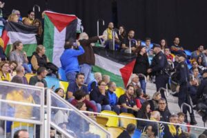 La policía desaloja a 11 personas por lucir banderas palestinas en el partido entre el Granca y el Hapoel Tel Aviv