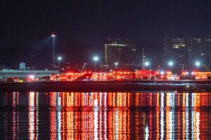 Las autoridades descartan que haya supervivientes tras el accidente aéreo de Washington
