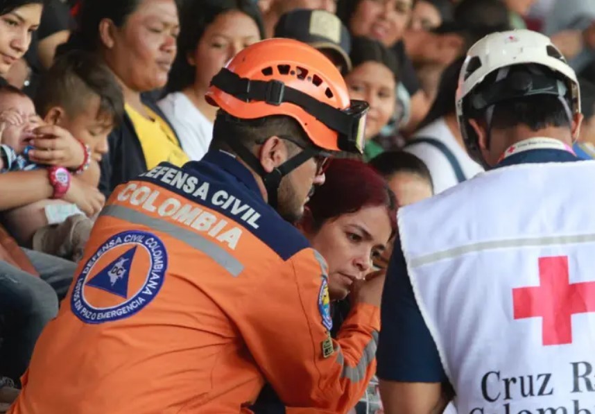 Las imágenes de miles de personas que se refugian en un estadio por los enfrentamientos entre el ELN y disidencias de las FARC en Colombia - AlbertoNews