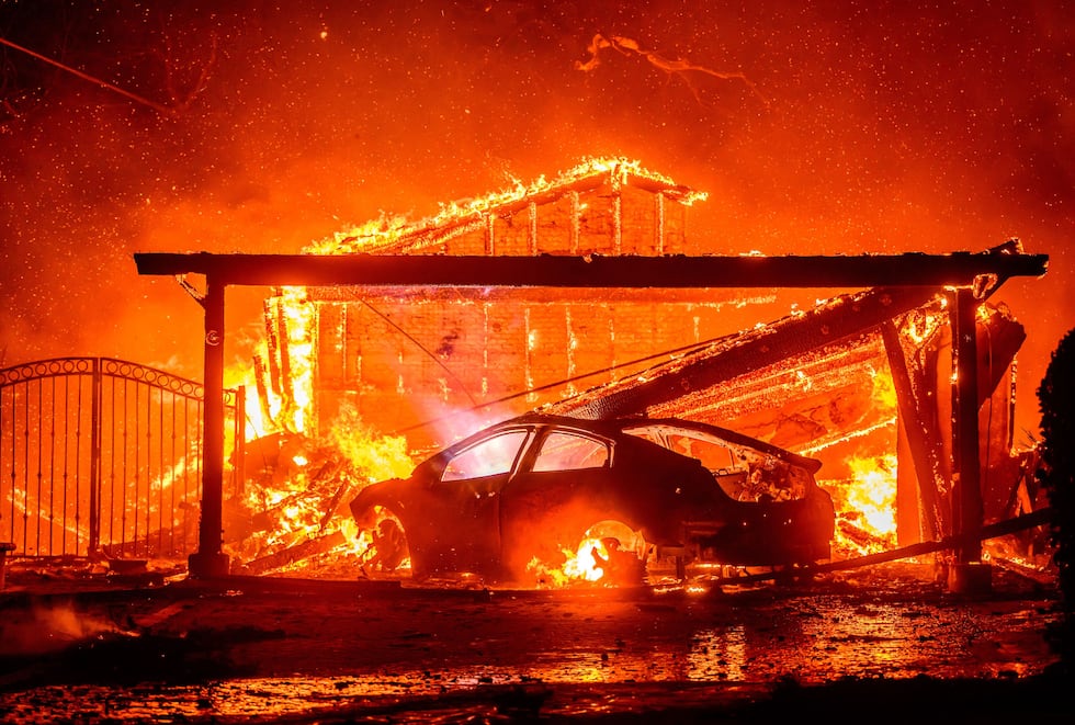 Un coche y una casa arden durante el incendio de Eaton en la zona de Altadena, en el condado de Los Ángeles, California, el 8 de enero de 2025. | Crédito: Josh Edelson / AFP