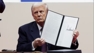 Las primeras medidas de Donald Trump generaron fuerte rechazo entre los estadounidenses