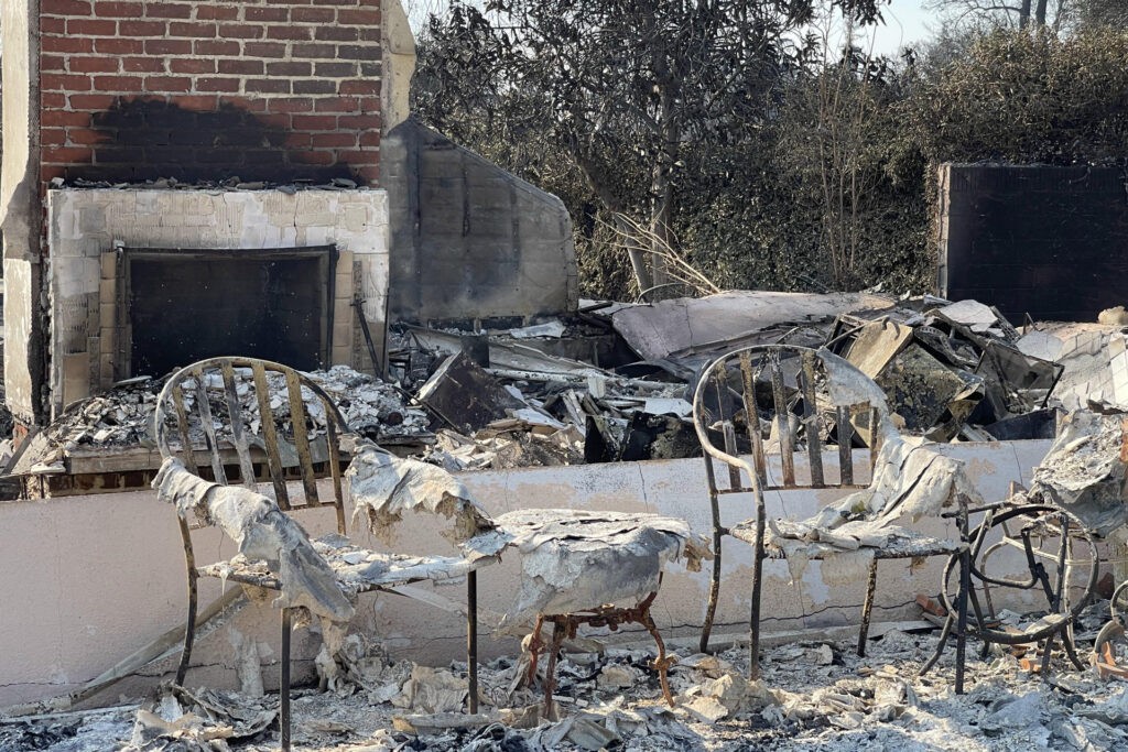 Los incendios en Los Ángeles comienzan a ceder, mientras autoridades combaten los saqueos