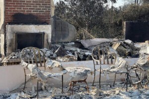 Los incendios en Los Ángeles comienzan a ceder, mientras autoridades combaten los saqueos