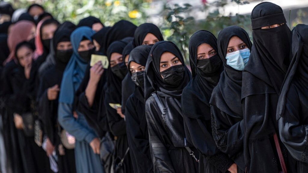Los talibanes aceptan con condiciones permitir que niñas afganas estudien en Pakistán