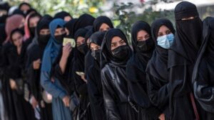 Los talibanes aceptan con condiciones permitir que niñas afganas estudien en Pakistán