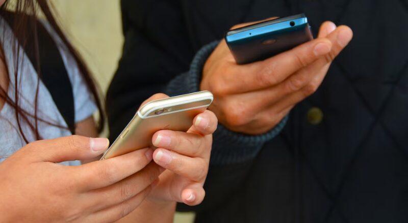 Lula sancionó una ley que prohíbe el uso de celulares en las escuelas de Brasil - AlbertoNews