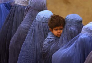 Mujeres afganas con burka en Kabul Oct. 9. 2004.