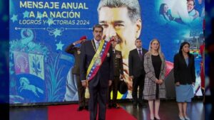 Maduro firma decreto para reforma constitucional y anuncia “gobierno comunal”