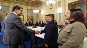Maduro recibe notificación de inicio de sesiones de la AN