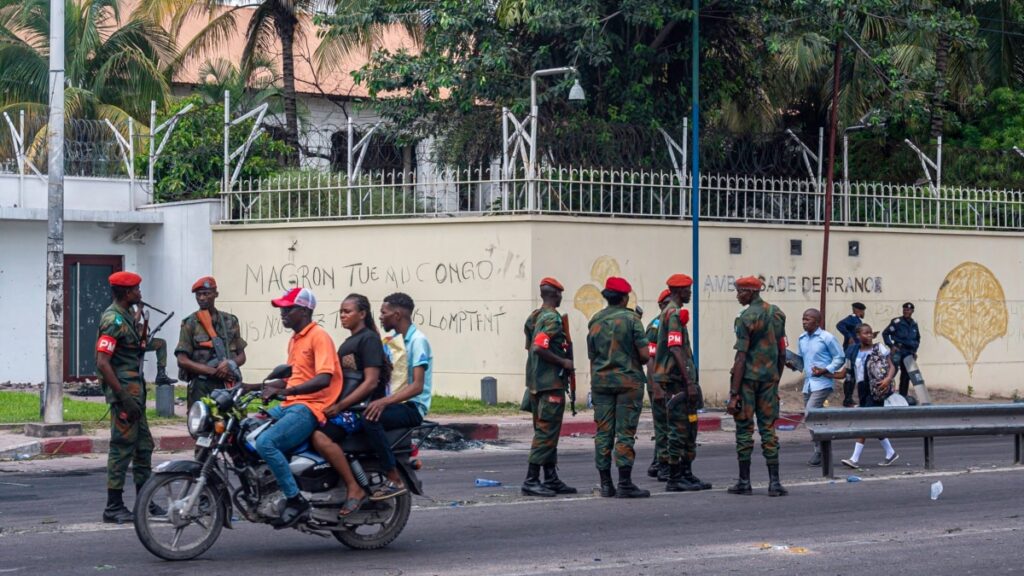 Manifestantes atacan embajadas extranjeras en capital congoleña en protesta por avances rebeldes
