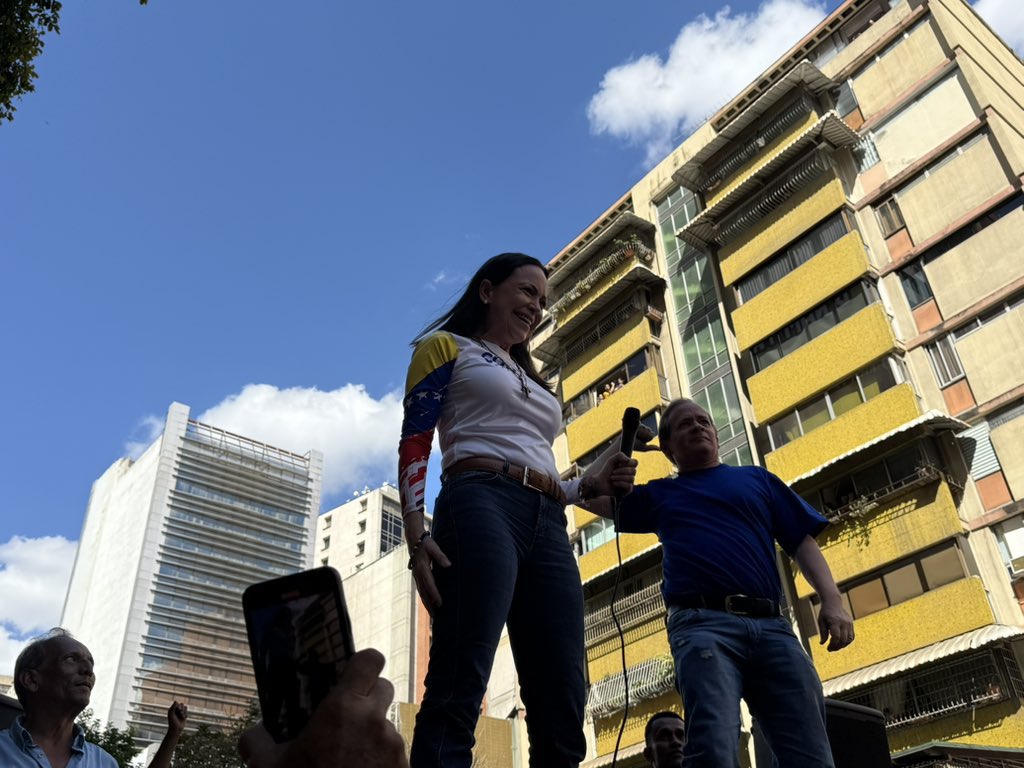 María Corina reaparece en la calle frente a seguidores en Chacao
