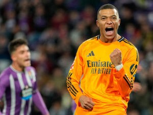 Mbappe firma su primer triplete y se acerca a Lewandowski