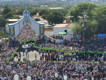 Miles de devotos acompañan procesión de la Divina Pastora (+video)
