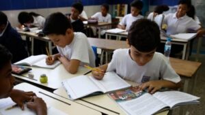 Ministro de Educación informa que se encuentran desplegados para incorporar niños y jóvenes al sistema educativo