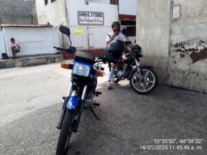 Mototaxistas de Cerro Los Cachos trabajan para mantener el equipo funcionando