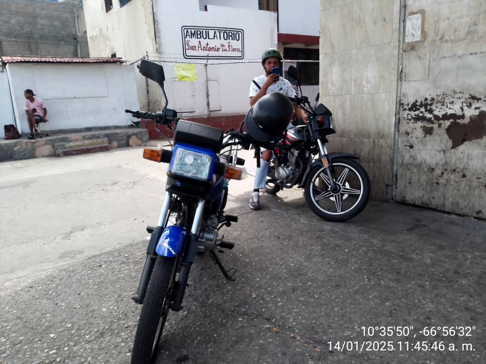Mototaxistas de Cerro Los Cachos trabajan para mantener el equipo funcionando