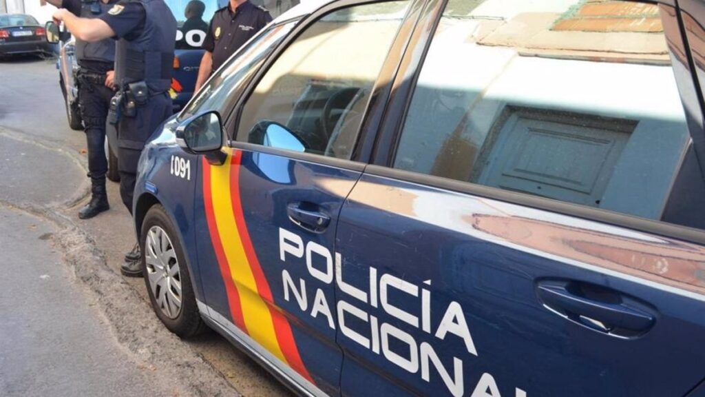 Muere un hombre tras recibir un disparo de un policía tras embestir a una patrulla en el barrio del Pilar