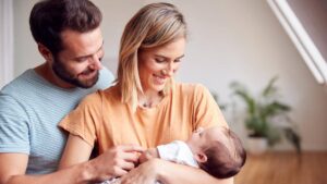 Mujer fue despedida el día que volvió de su licencia de maternidad por ‘robarle a la empresa 8 horas de trabajo en seis meses’