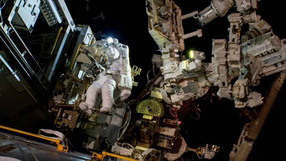 NASA planea buscar microbios en una caminata espacial fuera de la EEI