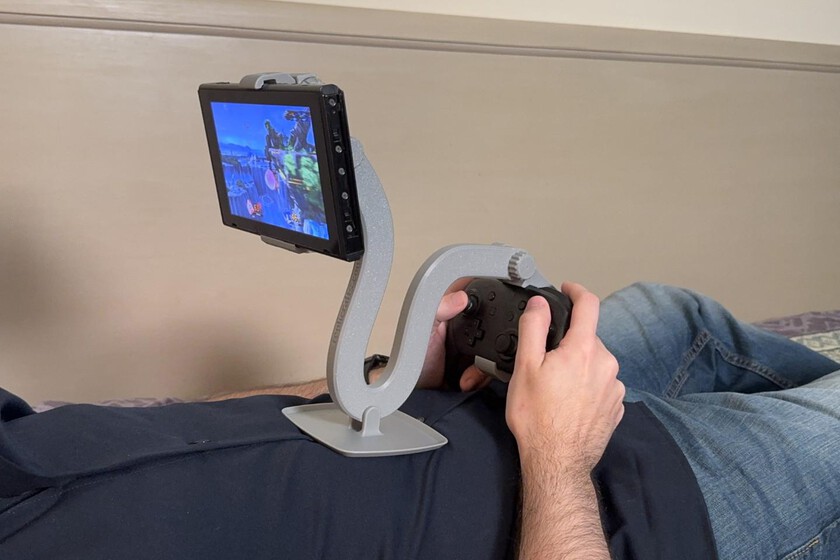 No es Nintendo Switch 2, pero este jugador vive en Cyberpunk 2077 jugando con la portátil tumbado en la cama