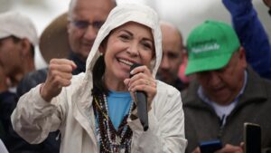Oposición convoca protestas. Nuevas exoneraciones para importar.