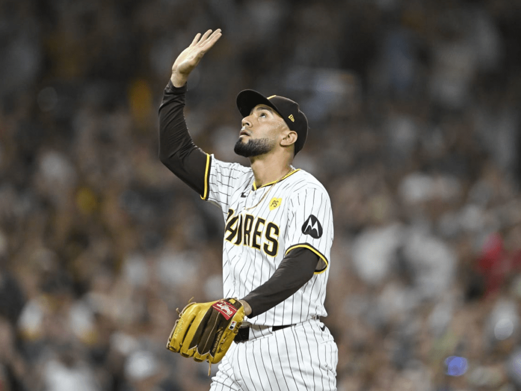 Padres escucharán ofertas por Robert Suárez