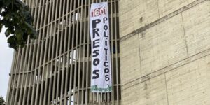 Pancarta en UCV denuncia 1601 presos políticos en Venezuela