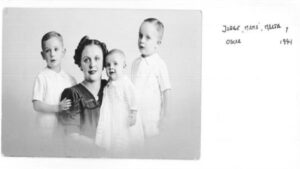 Papa cuenta detalles de su infancia y adolescencia en la autobiografía «Esperanza»