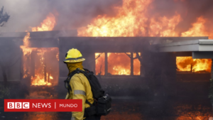 "Parece un infierno": un incendio que avanza sin control en el oeste de Los Ángeles destruye numerosas viviendas y obliga a evacuar a miles de personas