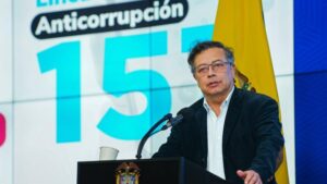 Petro dice bloqueará aviones con migrantes deportados desde EEUU