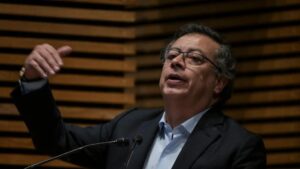 Petro dice tratar con Maduro plan para erradicar grupos armados