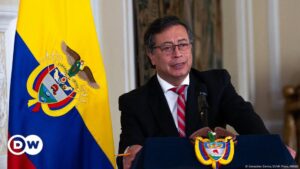Petro divulga fotos de colombianos deportados por EE. UU. – DW – 28/01/2025