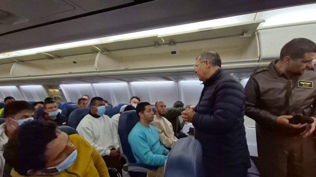 Petro recibe a colombianos deportados de EE.UU. - Yvke Mundial