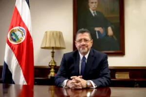 Presidente de Costa Rica habla con Edmundo González y le pide "no aflojar": Le reconocemos como legítimo ganador" - AlbertoNews