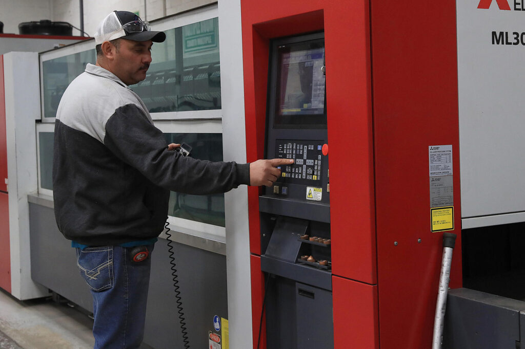 Producción industrial bajó 1.4 % en noviembre; hila cuatro caídas