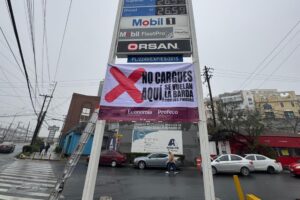 Profeco coloca lonas con taches en gasolineras de Nuevo León, Durango y Guanajuato