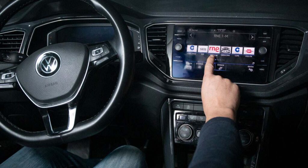 RTVE y La Forta prevén el fin de la radio lineal en el coche ante el poder de las 'big tech' y su 'streaming'