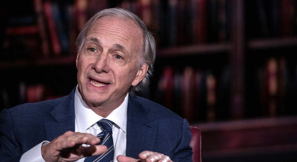 Ray Dalio teme que Reino Unido pueda caer en "una espiral de deuda letal"