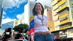 Reportan arresto en hotel de motorizado de Machado.