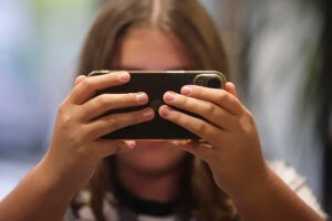 Restricción del uso del celular lleva a una niña de 11 años al suicidio