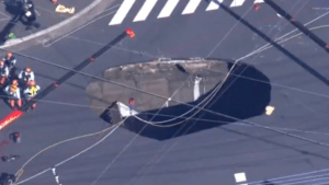 Se hundió una calle en Japón y un camionero está atrapado hace cuatro días