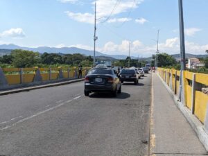 Tarde fluida en el puente Simón Bolívar