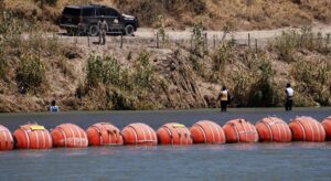 Texas refuerza 'muro flotante' con nuevas boyas sobre el río Bravo