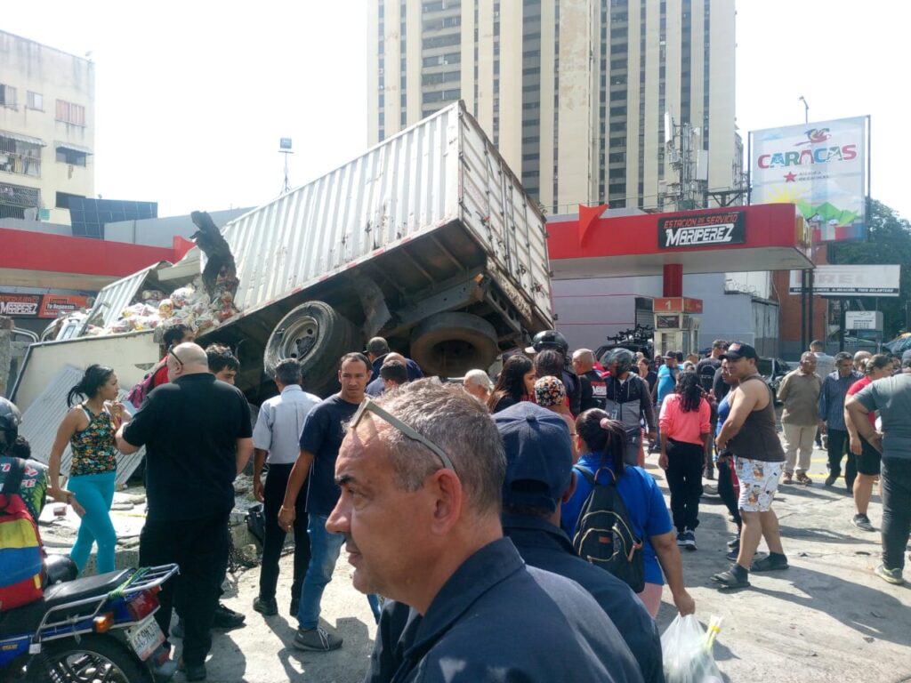 Tres fallecidos y múltiples lesionados por accidente en estación de servicios en Maripérez