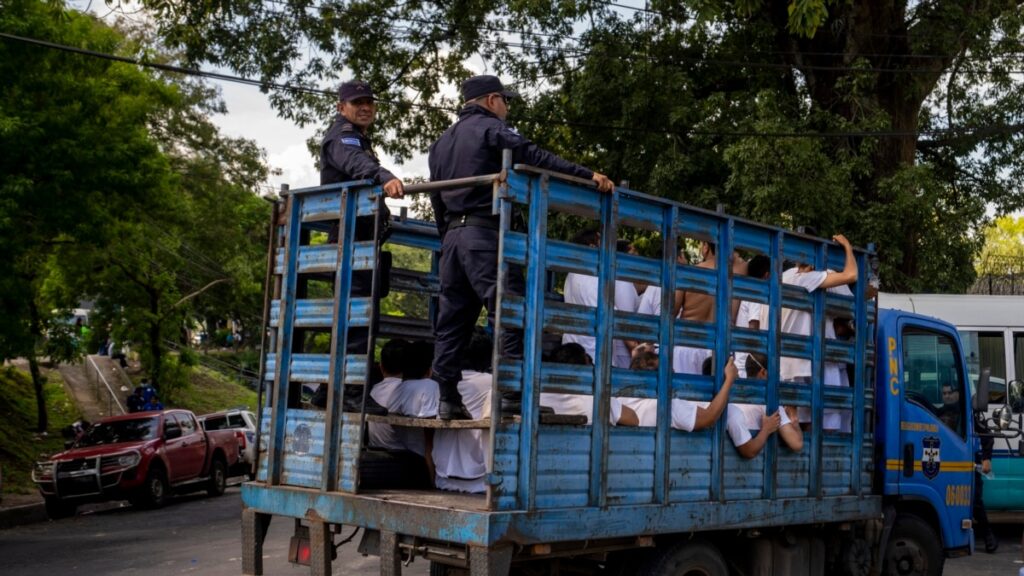 Tribunal salvadoreño juzga a menores por hacer señas alusivas a pandillas
